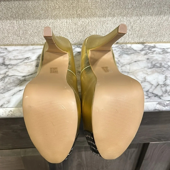 Shoe Republic LA Venerable Women’s Gold Platform Flat Almond Black Toe Heels NIB - Picture 8 of 8